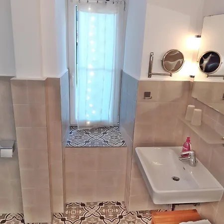 Kristall Doppelzimmer Direkt Im Zentrum, Balkon アパート